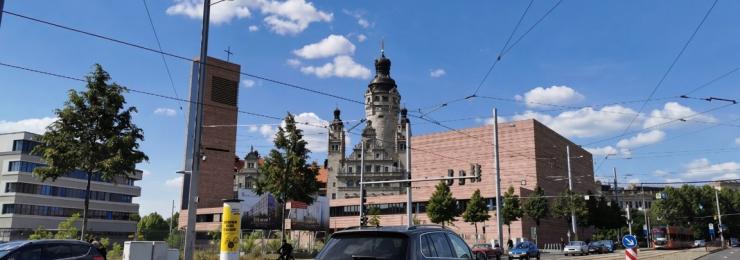 VW Tiguan von hinten auf der Fahrspur vor dem Neuen Rathaus in Leipzig